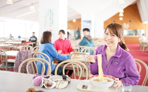 お昼はスキー場のレストランで♪