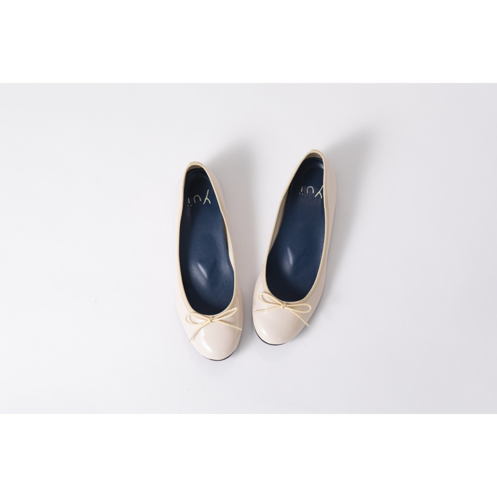 美脚に導く骨盤ケアシューズyui エナメル アイボリー【サイズ23.0cm】