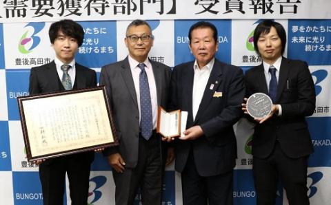 銘木・「世界樹」万年筆（白檀）細字
