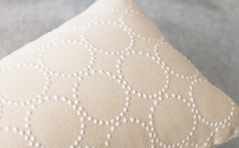 ミニクッション 長方形 タンバリン生地 エクリュ 約42×26cm ミナペルホネン 秋山木工 秋山木工株式会社 国産 静岡県 藤枝市