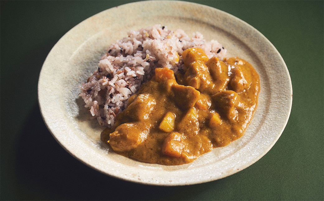 
大和肉鶏と明日香野菜をつかった「飛鳥カレー」と古代三色米＜３人前セット＞
