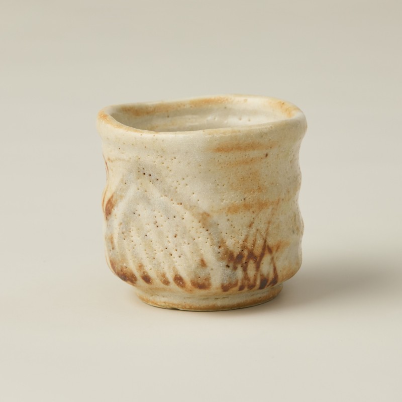 
            鼡志野ぐい呑-2　作者：守谷　宏一　／　美濃桃山陶　陶芸　陶器　伝統工芸　焼物 【岐阜県 可児市 陶芸品 1点 限定 チョイス限定 陶芸品 ギフト プレゼント 雑貨 食器】
          