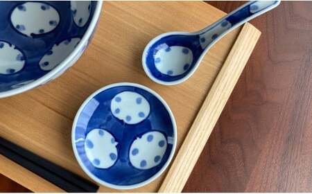 有田焼 モダンで斬新な丸紋の丼とレンゲのセット【しん窯 青花】【佐賀県陶磁器工業協同組合】食器 うつわ 器 丼ぶり 丼 レンゲ うどん ラーメン 手描き プレゼント ギフト 35000円 3.5万円 