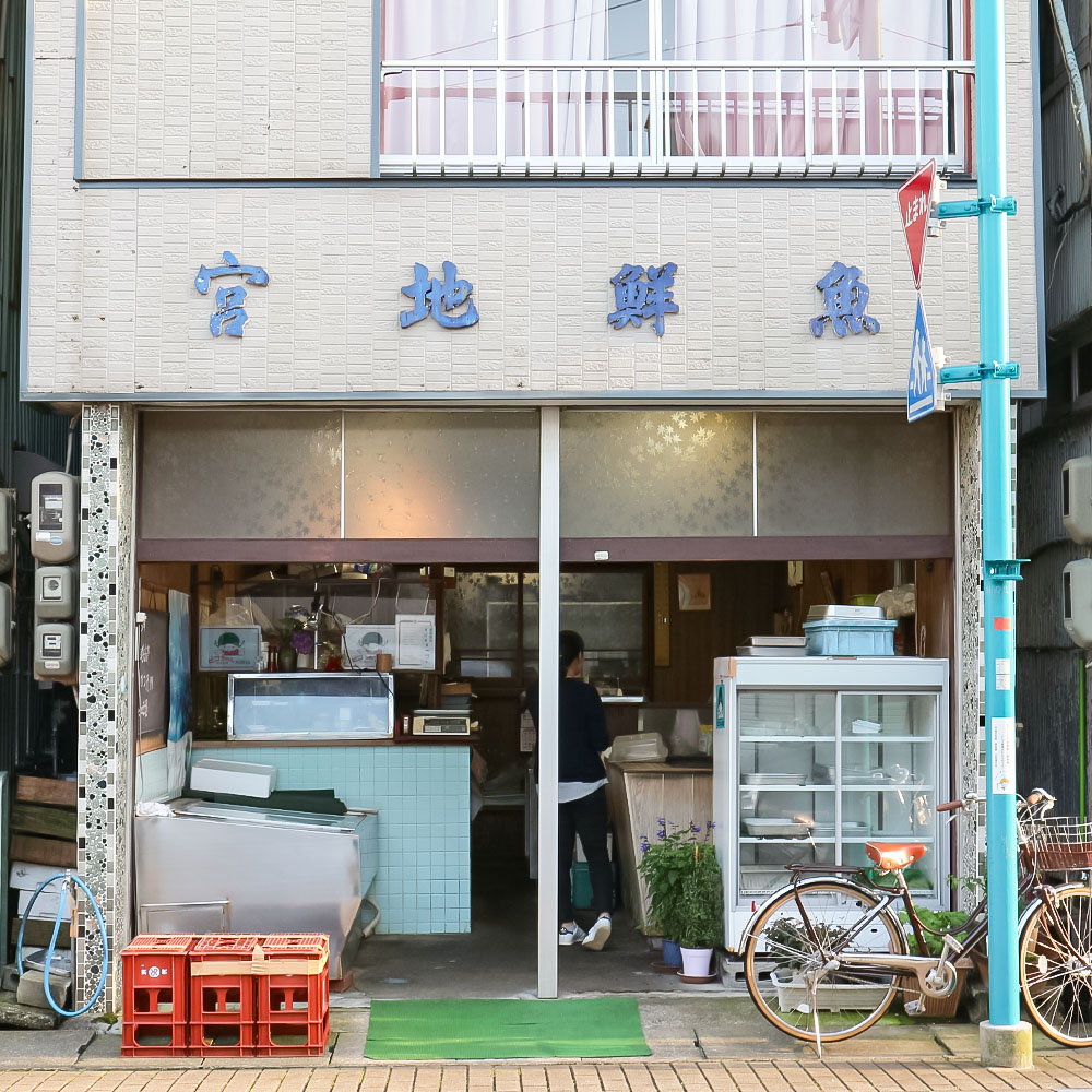 日戻りかつおのたたき 初鰹（2～3節 約550g）薬味３種・特製ぽん酢付 鰹 カツオ たたき 藁焼き 高知 直送 刺身 お刺身 藁焼きタタキ 鰹のタタキ 高知 名物 本場 タタキ 魚 ワラ焼き 冷蔵配