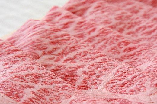 大ぶりにカットしてあるので、すき焼きはもちろん、野菜肉巻き、牛丼など様々なお料理で味わっていただけます。