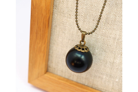 漆玉黒ネックレス「黒と金古美」漆玉1.8cm&チェーン55cm コシノクメサク 漆 漆玉 塗り造形 アクセサリー ネックレス ペンダント 小物 ファッション/ 越久米作 / 富山県 朝日町 [3431
