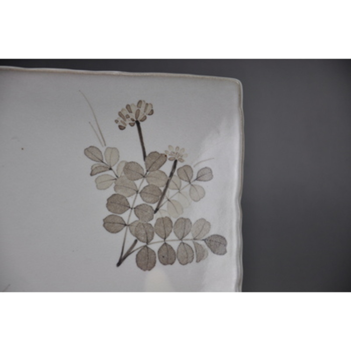 和紙染草花文絵皿A 【日の隈窯 和紙染 和紙 佐賀 陶器 粉引き 鉄絵 草花 窯元 陶芸作家 絵皿】(H025113)