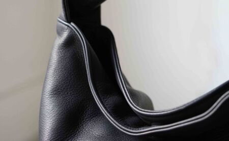 シルキータッチしっとりレザー 軽く柔らかい袋ハンドバッグ・ＬＵＡ(ＬＡ００3)＃墨黒 バッグ 牛革 レザー 革製品 天然素材 軽量 日本製 ブラック カジュアル 墨田区 東京