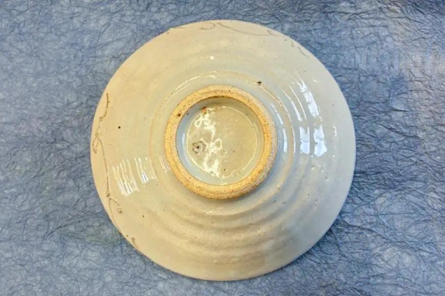 皿 白釉 いっちん唐草文深平皿 (11)