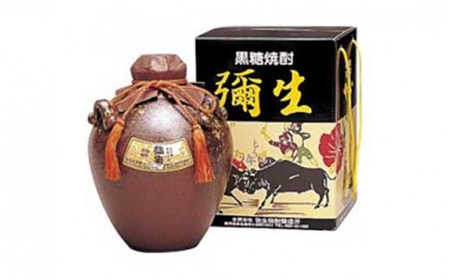 奄美でしか造れない黒糖焼酎「弥生みんがめ」30度 900ml A024-004 甕壷 弥生焼酎醸造所 プリン体ゼロ クリアな口当たり 食中酒 香りを楽しむ ギフト 贈答用 