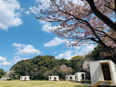  スノーピーク土佐清水キャンプフィールド宿泊券（1泊 大人2名）～住箱フルパッケージプラン～ 限定Tシャツ2枚＆  エコカップ2個の特典付【R00738】