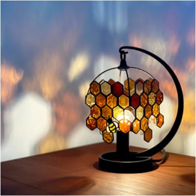 ふるさと納税 瀬戸市 Nijiiro Lamp のステンドグラスのテーブルランプ  ミツバチアンバー