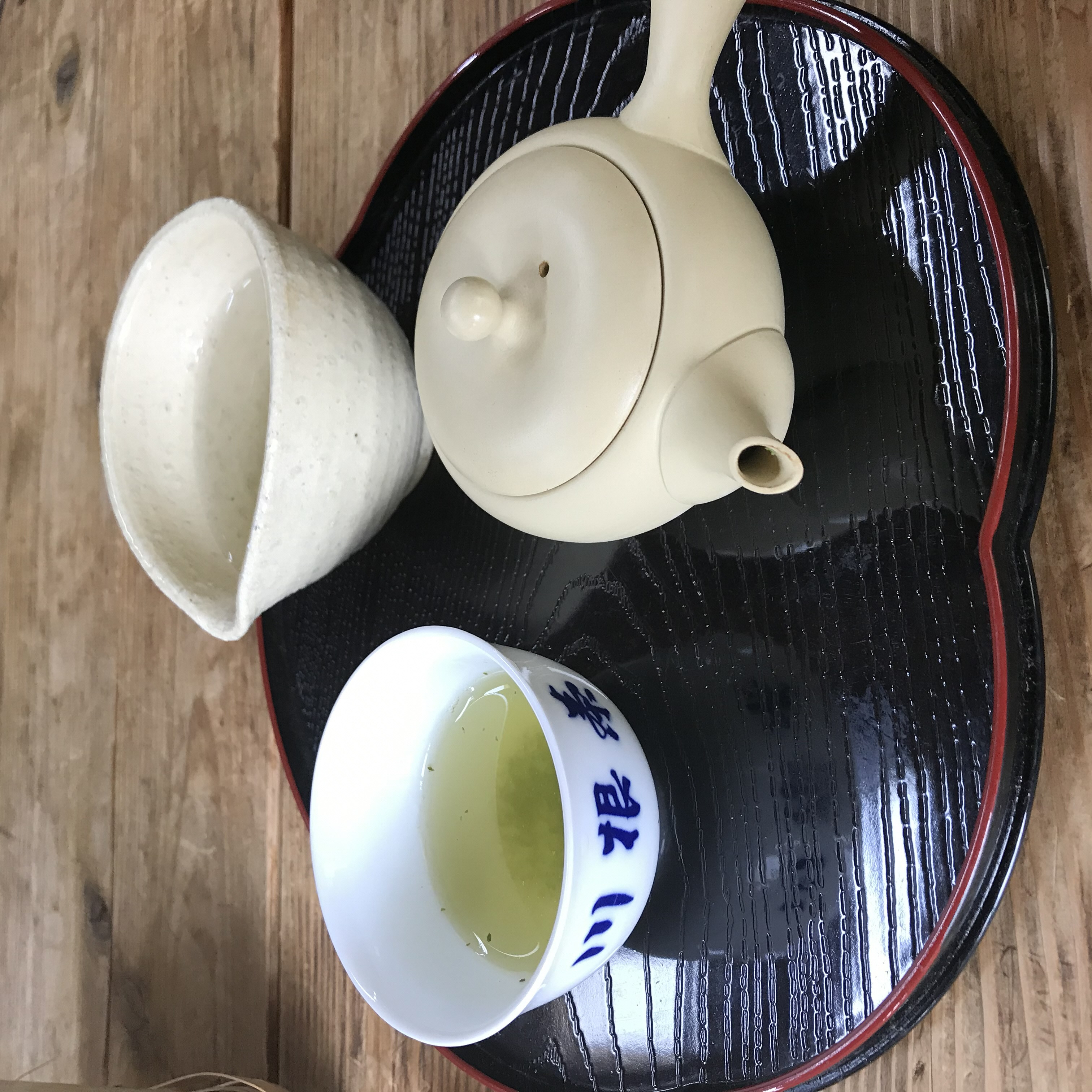 川根本町産川根銘茶8本セット、急須とお茶の入った湯呑の写真