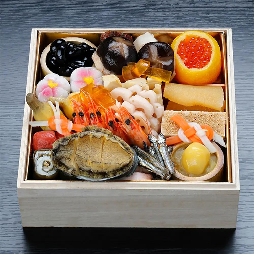 【京料理宮前】生産牧場指定近江牛ローストビーフ300g付おせち料理　二段重　4名様用　【令和8年12月18日まで受付】【DM11W1】生産牧場指定 近江牛