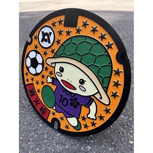 かめまるくんサッカー マンホール蓋《実物》 スタンド付《亀岡市》