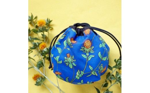 ＜青＞黒べに花柄のまんまる巾着 ～べに花の郷桶川市～ | 巾着 浴衣 ゆかた ROX design 埼玉県 桶川市