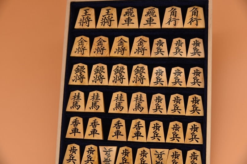 
            0700-08-16 「宗月」作 盛上 将棋駒 菱湖書 薩摩産黄楊 孔雀杢 【限定1品】
          