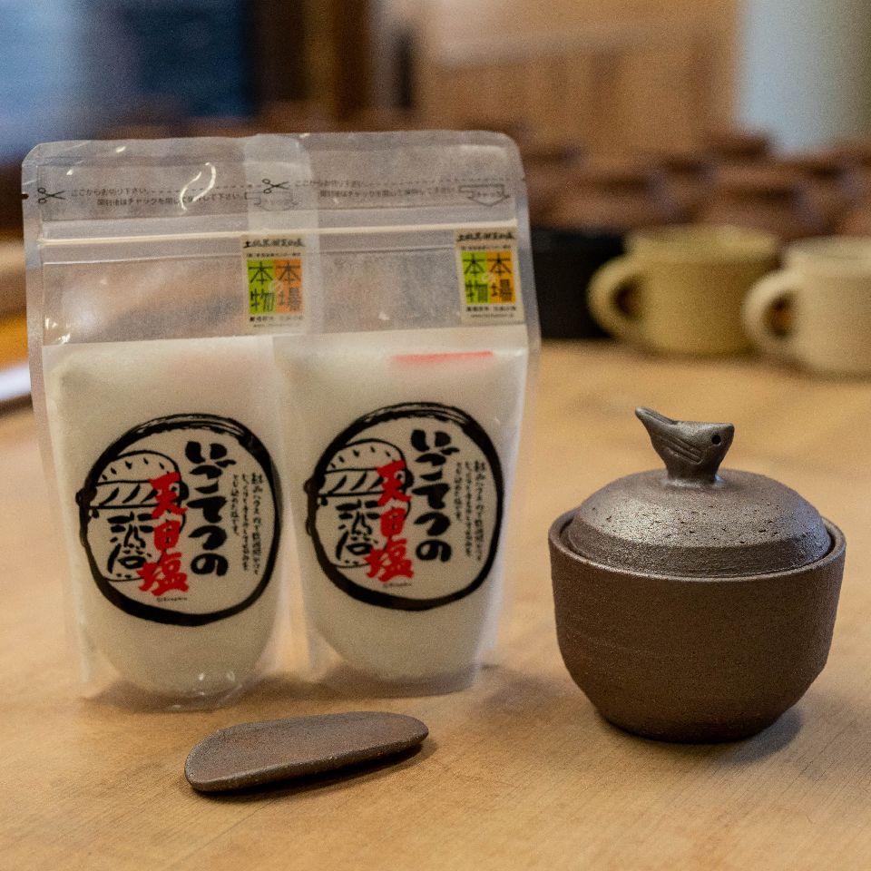 【ふるさと納税】 シロチドリ の 塩壷 塩さじ 天日塩 2袋 付き 日常屋 食器 さじ 調味料入れ ツボ つぼ 壷 塩 セット 調味料 保存容器 陶器 高知県 高知県 黒潮町