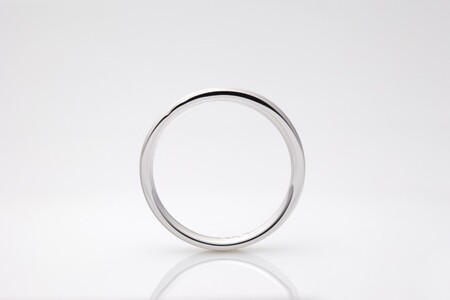 マット仕上げの中にキラリと光るラインがかっこいいプラチナメンズリング　FRU207M