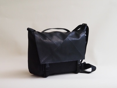 MESSENGER（鹿革メッセンジャーバッグ）BK× BK（ブラック×ブラック） バッグ 鹿革 レザー ジェンダーレス 男女兼用 アップサイクル ショルダーバッグ サイドポケット付 かばん [h003
