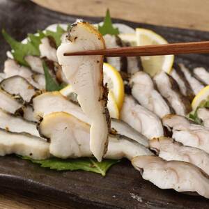 土佐のウツボのたたき１節300g～400g（冷凍）漁師町伝統タレ・にんにく・ネギ付 刺身 高知 タタキ 珍味【R00399】