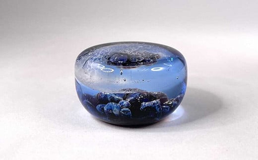 深海のペーパーウェイト ガラス 文鎮 文房具 インテリア 硯 書道 筆 伝統工芸 手作り 職人 工芸品 プレゼント デスク おしゃれ 銀箔 青色 銀窯変 特殊技術 一点物 世界に一つ 癒し 太平洋 風景 陽和工房 岡崎壮 内原野陶芸館 ガラス工房 ガラス工芸作家 サイズ タテ 45mm ヨコ 45mm 高さ 26mm 安芸市 高知県