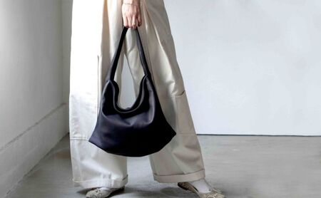 シルキータッチしっとりレザー 軽く柔らかい袋タイプ・ＬＵＡ(ＬＡ００１)＃墨黒 A4対応 バッグ 牛革 レザー 革製品 天然素材 軽量 日本製 ブラック カジュアル 墨田区 東京