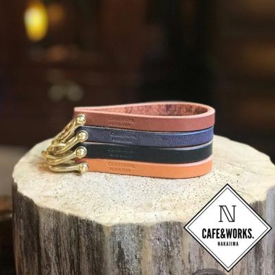 ふるさと納税 紋別市 レザークラフト:真鍮シャックル本革レザーキーホルダー(チャコール) |  | 01