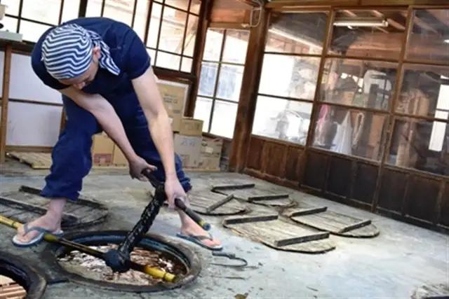 藍染のガマ口ポーチ（波団子）【化粧ポーチ おサイフ 財布 小物入れ 藍染め 染物 伝統工芸 雑貨 普段使い 日用品 おしゃれ かわいい 綺麗 プレゼント ギフト 贈り物 ご自宅用 島根県 安来市】【1