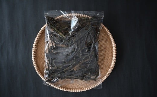 形は不揃いでも、味・香り・栄養はそのまま。日高昆布ならではの濃厚な旨みを、お得にお楽しみいただけます。