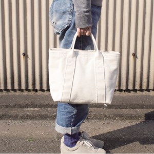 T03040_2　【トラック幌用の糸を使用】シンプル自立トート（ホワイト）　/国産4号帆布　　[B-tote2 S]