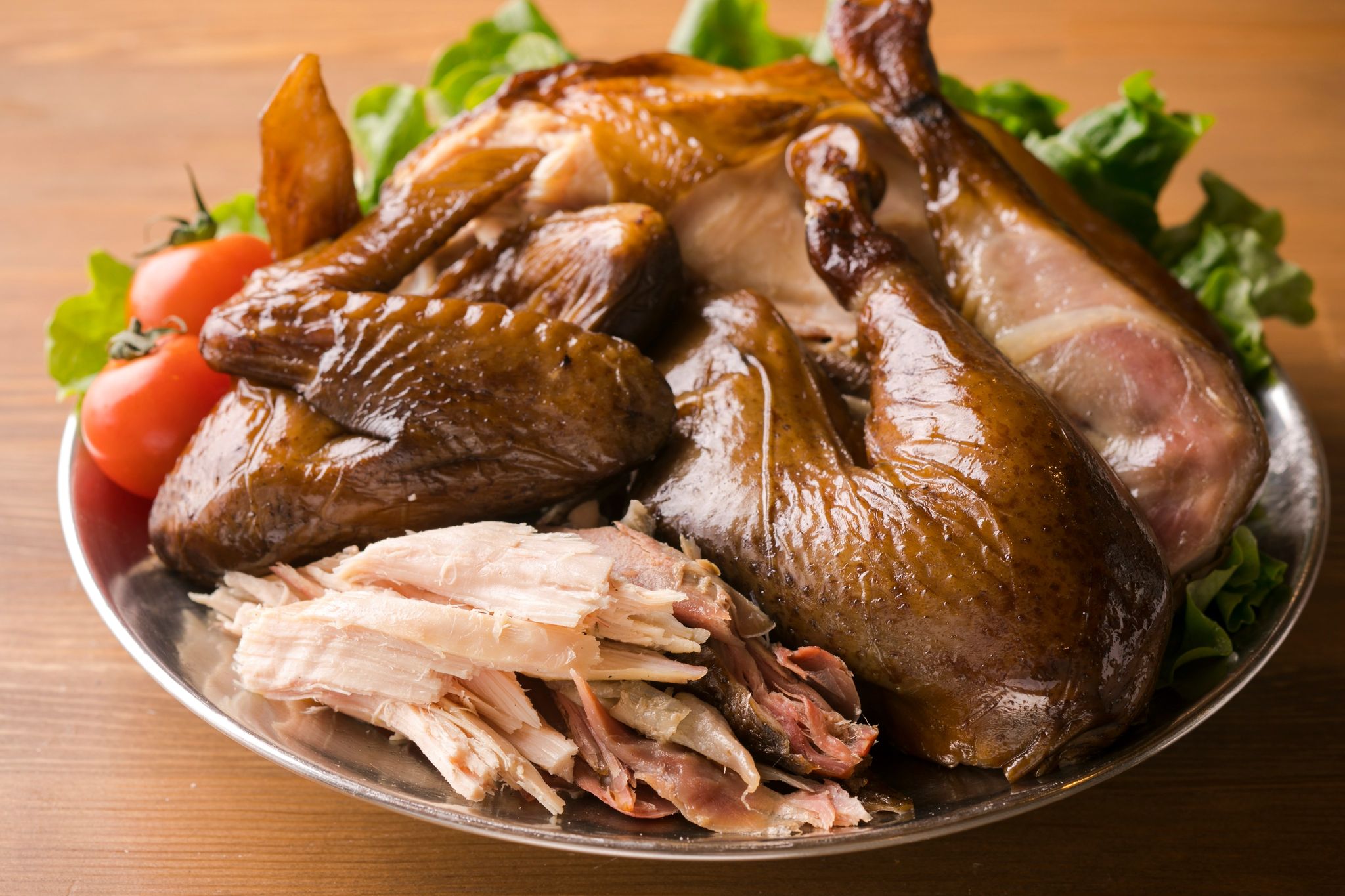 安心安全な平飼い飼育 絶品スモークチキン 1本《厚真町》【テンアール株式会社】 チキン スモークチキン 燻製 鶏 鶏肉 平飼い 冷蔵配送 北海道 [AXAN018]