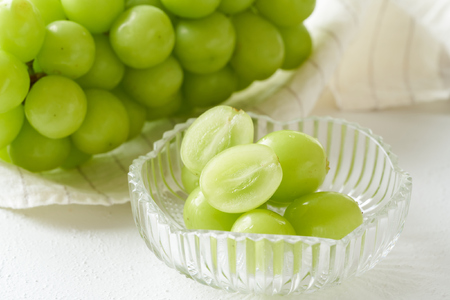 南アルプス市産 シャインマスカット 秀等品 1.2kg以上　（2房） ALPEV002　山梨 山梨県 ぶどう 葡萄 ブドウ マスカット 種なし フルーツ くだもの 果物 高級 新鮮 産地直送 贈答 ギ