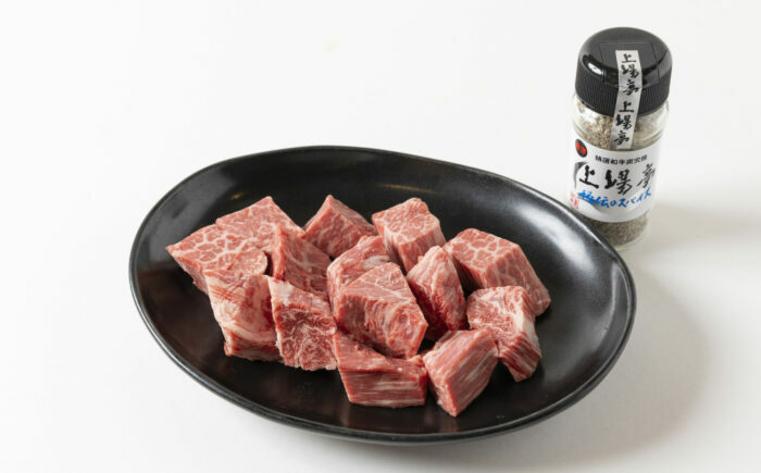 【訳あり】味付き佐賀牛サイコロステーキ 200g 上場亭秘伝のスパイス付 / 簡単調理 加工肉 / 佐賀県 / 上場食肉 [41AOCS047]