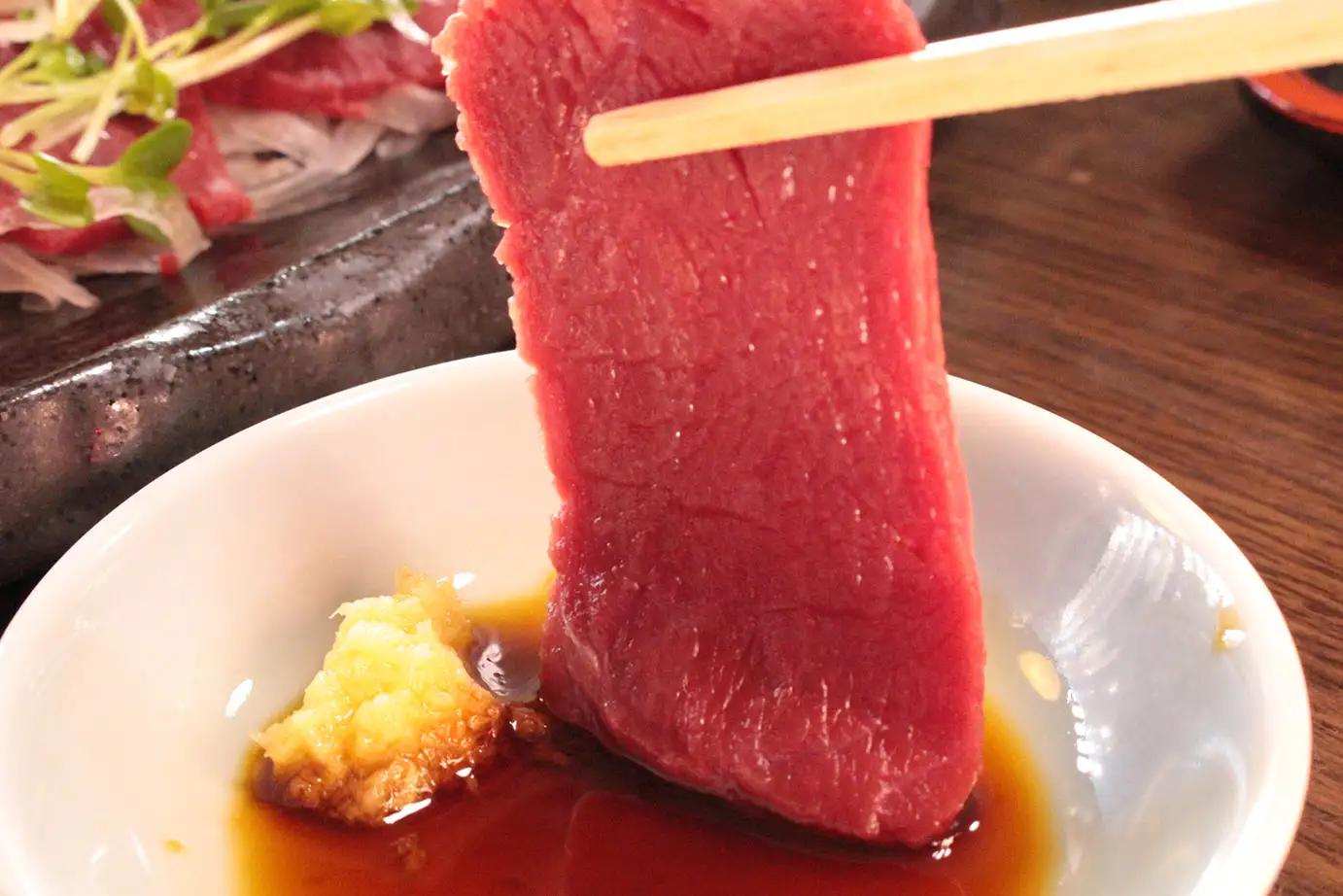【赤身馬刺し】 ヒレ・ロース300g以上 （100ｇ前後ブロック×2～3個）
