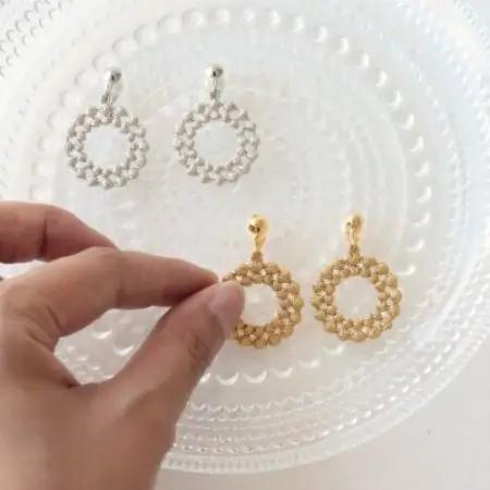 刺繍イヤリング　ドイリーイヤリング(ゴールド)【1726148】