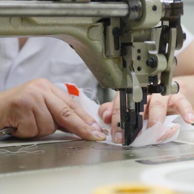 ふるさと納税 高松市 香川県産 プリーツ ポシェット・ストライプ[グリーン1点]　軽やかで上品な透け感のあるサコッシュ |  | 02