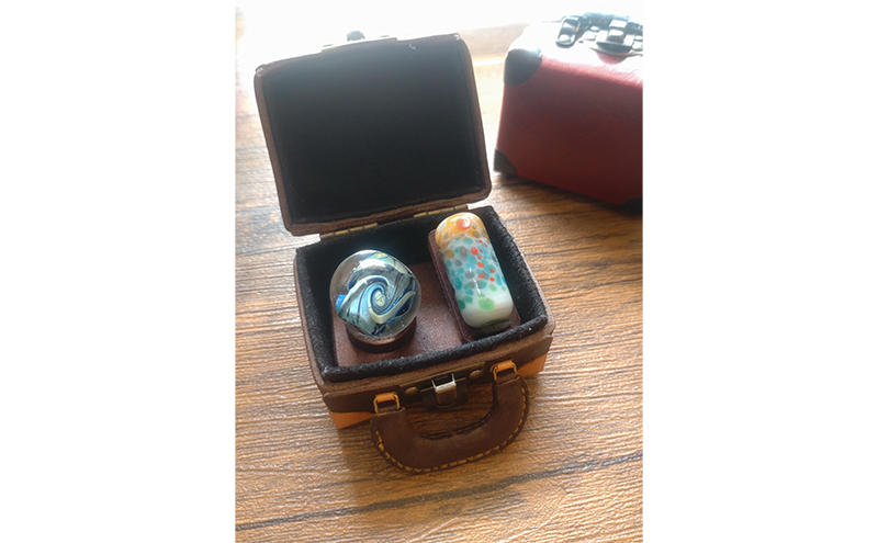 旅する絵画（タイプGM＋） とんぼ玉 2個セット (収納用ミニトランク 1個) 手作業 てのひらサイズ 小さなトランク ミニトランク 美しい コンパクト ミニチュア アート ギフト Beans Roo