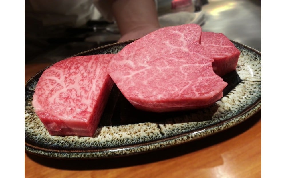 
                  実生庵の黒毛和牛近江牛 桐箱入 ヒレステーキ・サーロインステーキ 各2枚 計640g 冷蔵 MS646
                