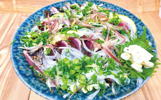 魚市場 の目利きが 厳選 本場 高知 の カツオのタタキ 約400g（ スライス済み タレ付き 血合い抜き ） 冷凍 海鮮 海の幸 魚 魚介 かつお カツオ 鰹 たたき タタキ グルメ 新鮮 ごちそう