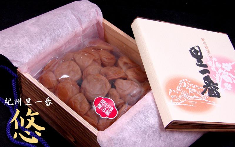 
                  紀州杉木箱詰め 「紀州里一番」悠 550g 塩分8%  / 和歌山 梅干し 田辺市 紀州南高梅 南高梅 梅干 梅 うめ 贈答【ktk025】
                