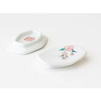有田焼 桜花文様 箸置き 3個組【肥前赤絵窯元 鷹巣】手描き 白磁 陶磁器 伝統工芸 伝統柄 桜 さくら sakura ピンク A12-151_イメージ4