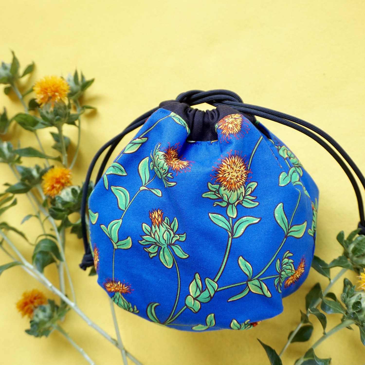 
                  ＜青＞黒べに花柄のまんまる巾着 ～べに花の郷桶川市～ | 巾着 浴衣 ゆかた ROX design 埼玉県 桶川市
                