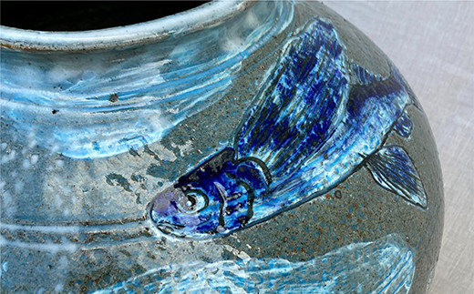 叩き唐津釉裏紅彫瑠璃象嵌魚文壺