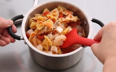 貝印 料理研究家 脇雅世監修 o.e.c ミニマ　両手深型鍋 15cm ガラス蓋付 2点セット 000DY5208 OEC オーイーシー IH ガスコンロ オーブン 対応 関市 キッチンツール 料理 