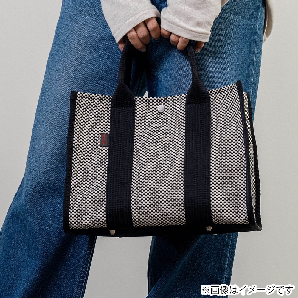 
                  三河木綿刺し子織 sasicco スクエアトートM （ 消防刺子 ） バッグ 収納 収納力 オシャレ ファッション デザイン 便利 スタイリッシュ 実用性 スクエアフォルム スクエア型 フォルム
                