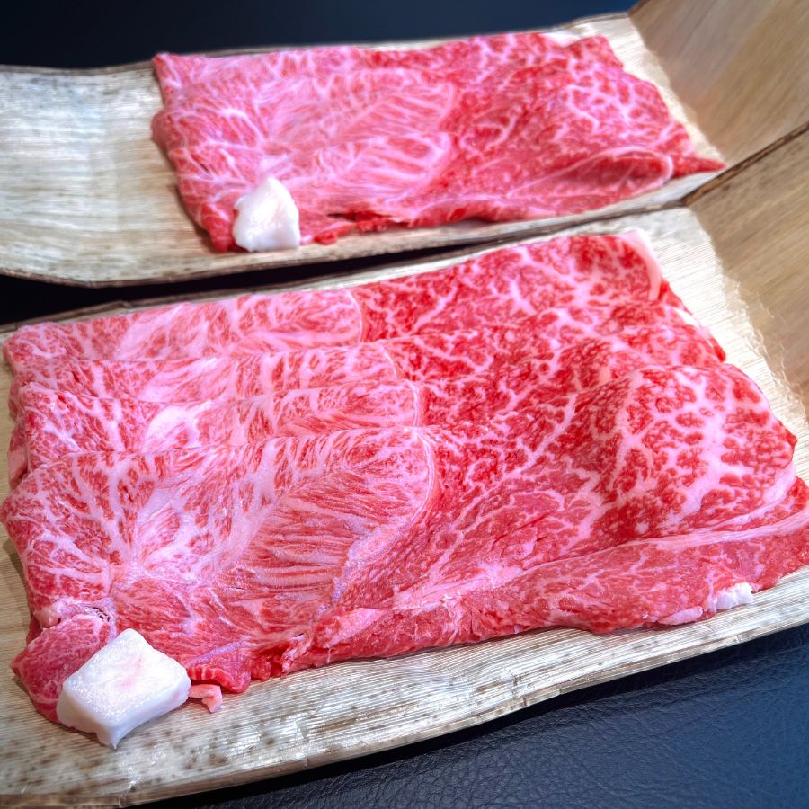 ＜牛肉商　徳志満＞近江牛すき焼き・しゃぶしゃぶ用（モモ・カタ）300ｇ×2