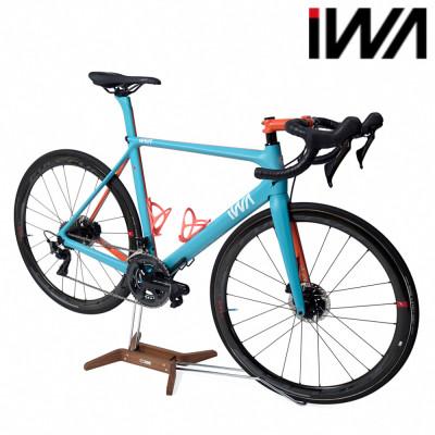 ふるさと納税 岩倉市 「カリモク家具」と共同開発、高級天然木材のロードバイクスタンド「iWA1匠」 ウォールナット |  | 01