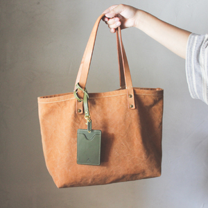 【minca】栃木レザーのストラップ付タテ型パスケース 定期入れ 職人の手仕事 パスホルダー01+ストラップS/オリーブ　706