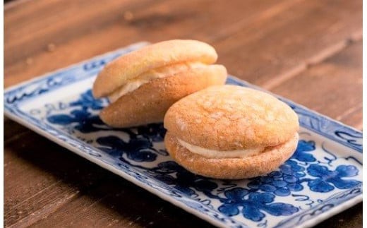 
                  老舗の銘菓「メルヘン」 甘じょっぱいチーズクリームブッセ ケーキ 10個 北上 ご当地 グルメ 特産品 プレゼント 贈答 お中元 お歳暮 御年始 スイーツ チーズクリーム バタークリーム お菓子 おやつ デザート スイーツ 誕生日 記念日 老舗 岩手県 北上市 かぎや菓子舗 C0536
                